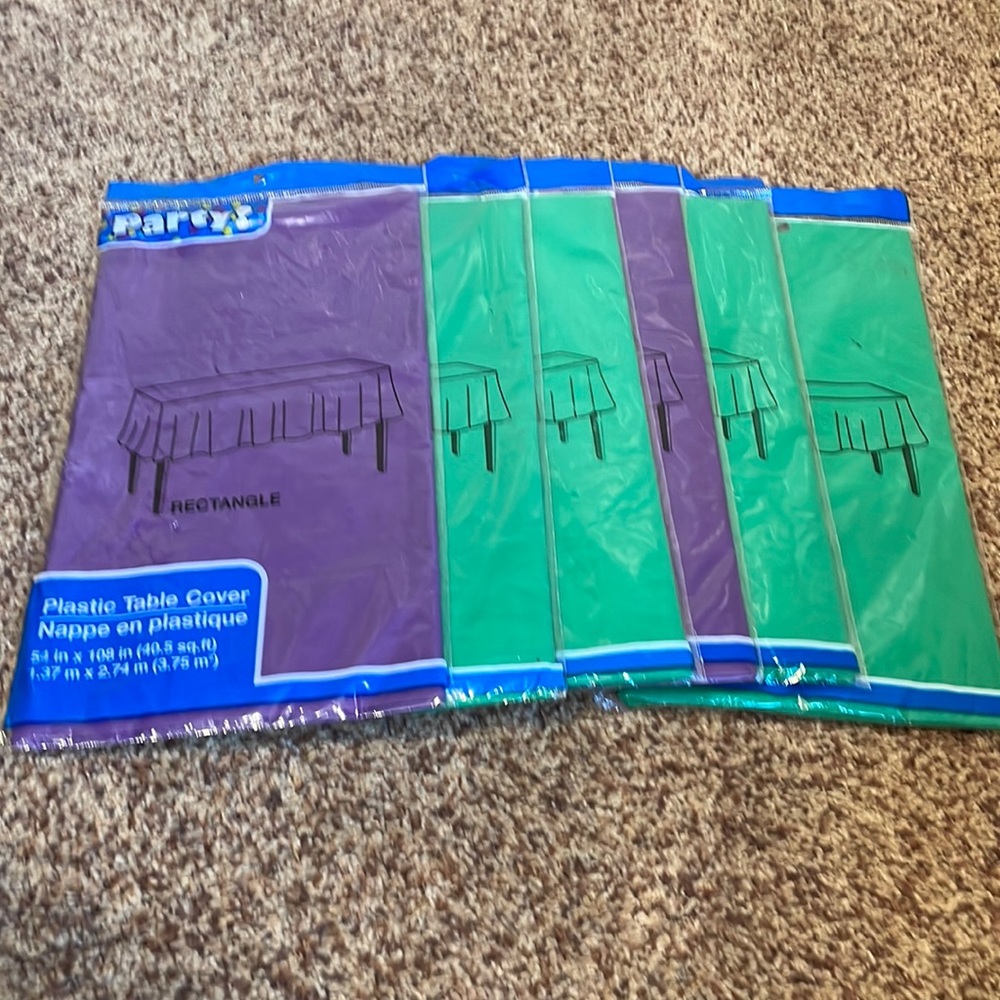 🎁 3/$15 - Six Plastic Tablecloths, New